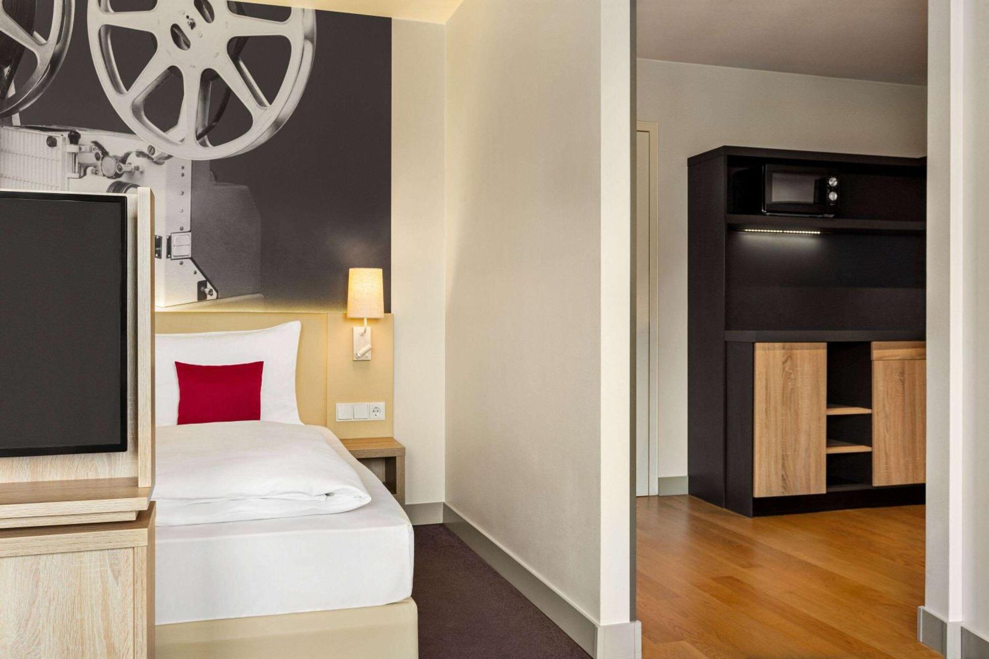 Отель Vienna House Easy By Wyndham Muenchen Экстерьер фото